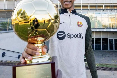 بعد تتويج لامين يامال بها.. ما هي جائزة الفتى الذهبي؟